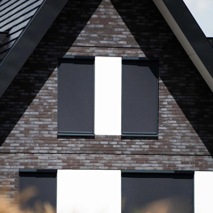 SUNFLECT® Solar Screen op maat - Zwartgrijze Afgeschuinde Omkasting en Zwart 118118 Doek