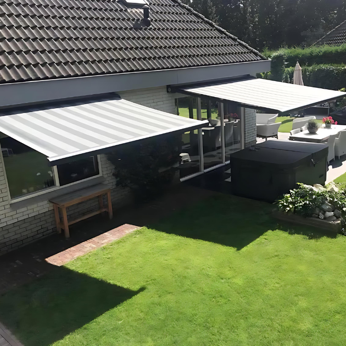 SUNFLECT® Terrasscherm op maat - Antraciet structuurlak (Ral 7016) en Zwart-wit gestreept 31309 Doek